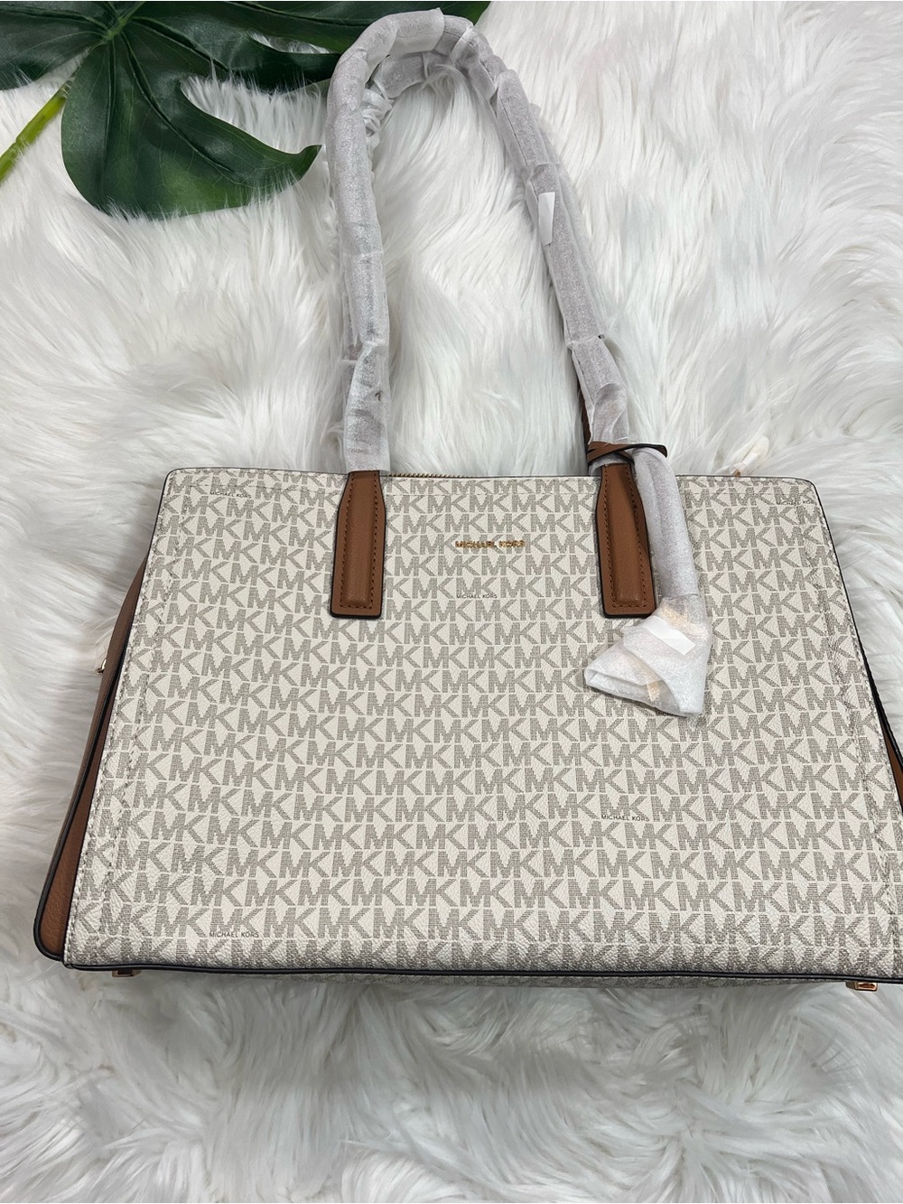 Michael Kors Signature Tote in Vanilla and Acorn - Picture 2 of 10